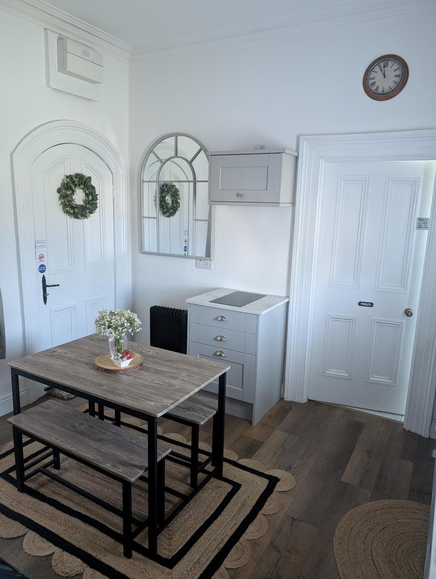 The Railway Sleeper Apartment Cullybackey ภายนอก รูปภาพ
